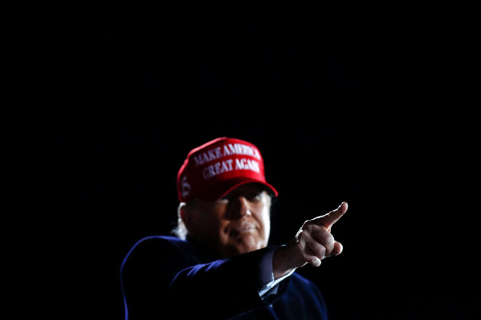 El presidente de Estados Unidos, Donald Trump, durante un acto de campaña celebrado en el aeropuerto internacional de Des Moines, estado de Iowa, EEUU. el 14 de octubre de 2020. REUTERS/Carlos Barria