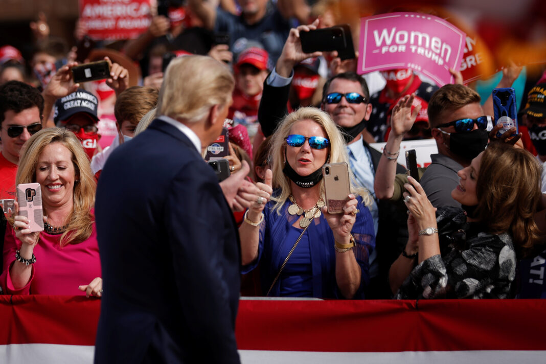 El presidente de EEUU, Donald Trump, saluda a sus seguidores durante un acto de campaña en el aeropuerto Pitt-Greenville de Greenville, Carolina del Norte, EEUU. 15 octubre 2020. REUTERS/Carlos Barria