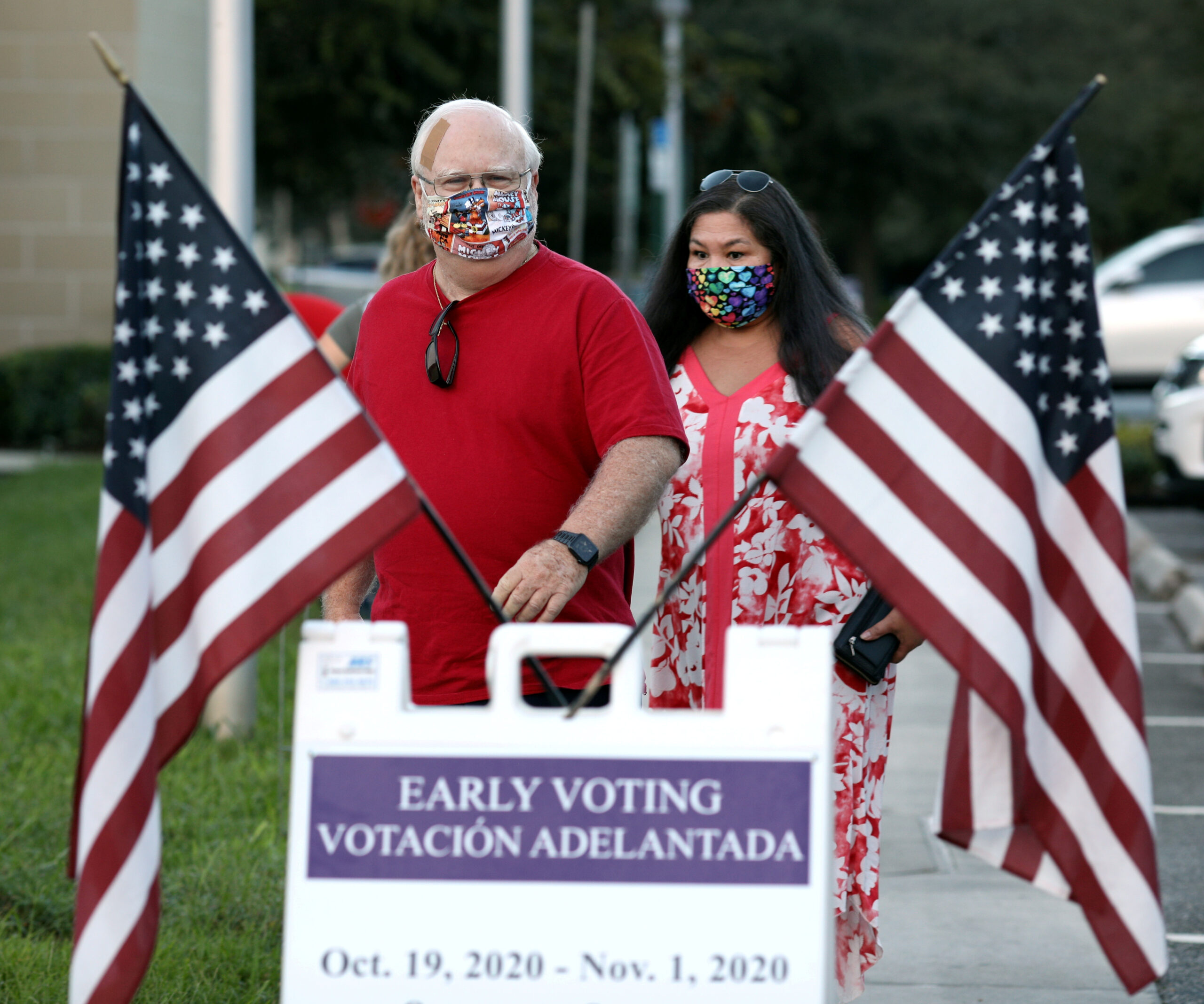 Foto de archivo. Una fila de personas que espera votar en el proceso anticipado en Florida. EEUU, 25 de octubre de 2020.   REUTERS/Gregg Newton