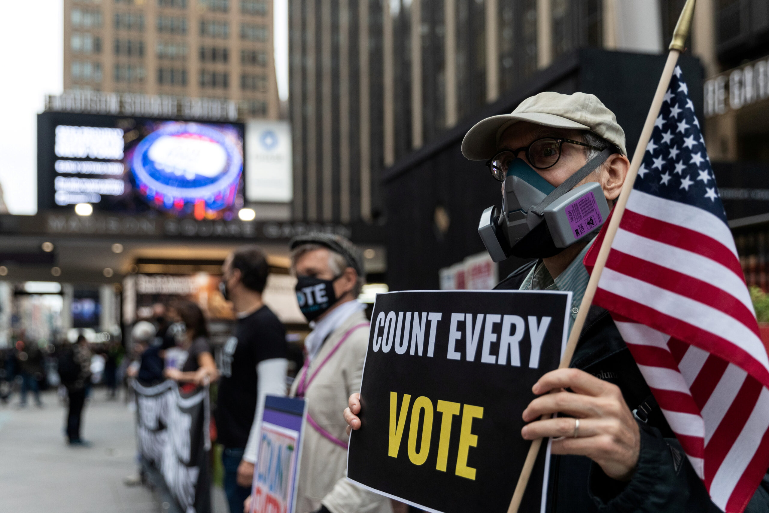 Foto de archivo. Una fila de votantes espera sufragar anticipadamente en Nueva York. EEUU, 24 de octubre de  2020.  REUTERS/Jeenah Moon