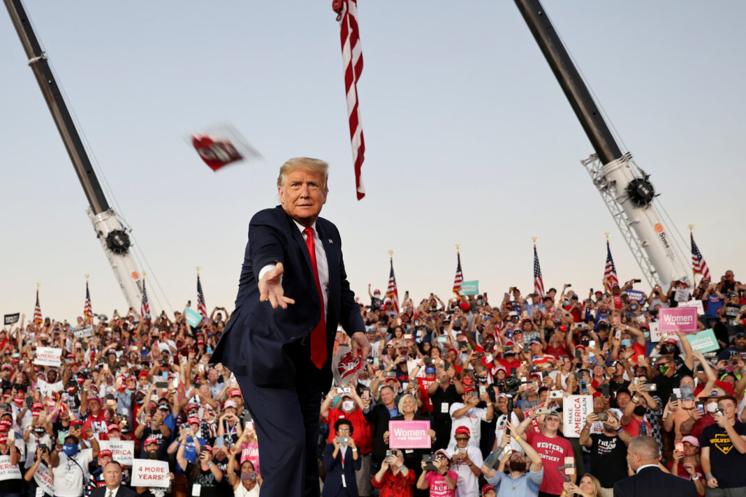 Foto de archivo. El presidente Donald Trump en un acto de campaña en Sanford, Florida. EEUU, 12 de octubre de 2020. REUTERS/Jonathan Ernst