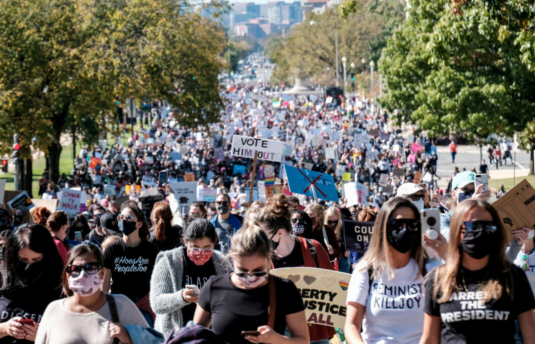 Imagen de archivo de activistas de la marcha de las Mujeres participando en una protesta nacional contra la decisión del presidente de Estados Unidos, Donald Trump, de nominar a una jueza para ocupar el puesto vacante en la Corte Suprema que dejó la fallecida jueza Ruth Bader Ginsburg antes de las elecciones de 2020, en Washington, Estados Unidos. 17 de octubre, 2020. REUTERS/Michael A. McCoy/Archivo