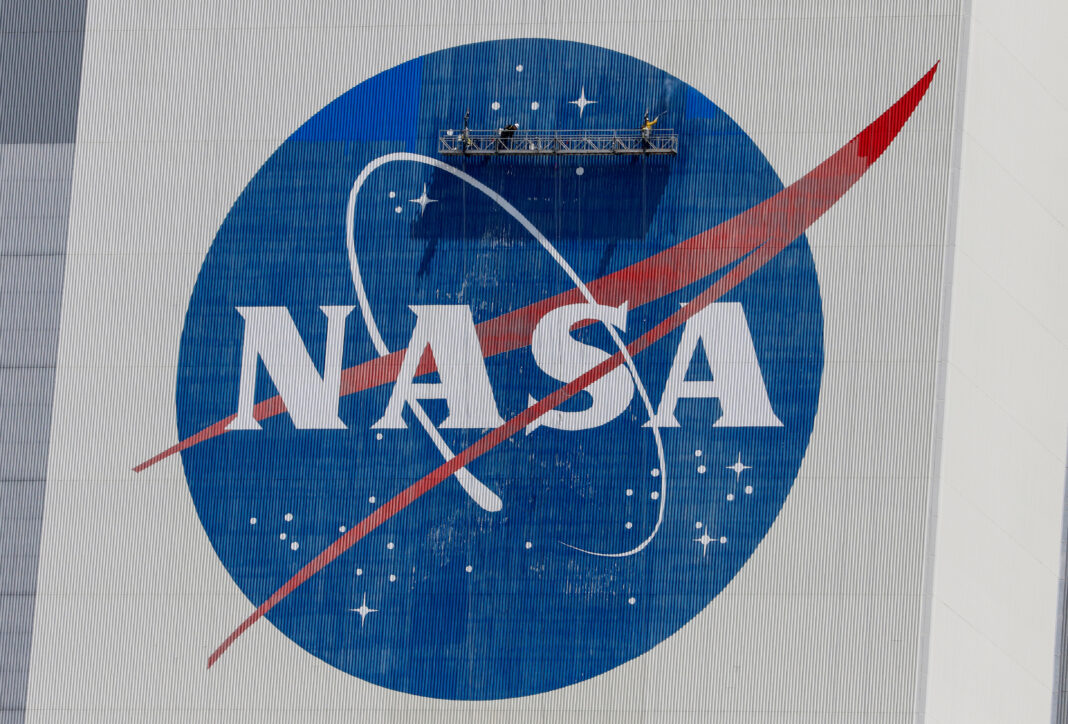 Foto de archivo del logo de la NASA en Cabo Cañaveral. May 19, 2020. REUTERS/Joe Skipper