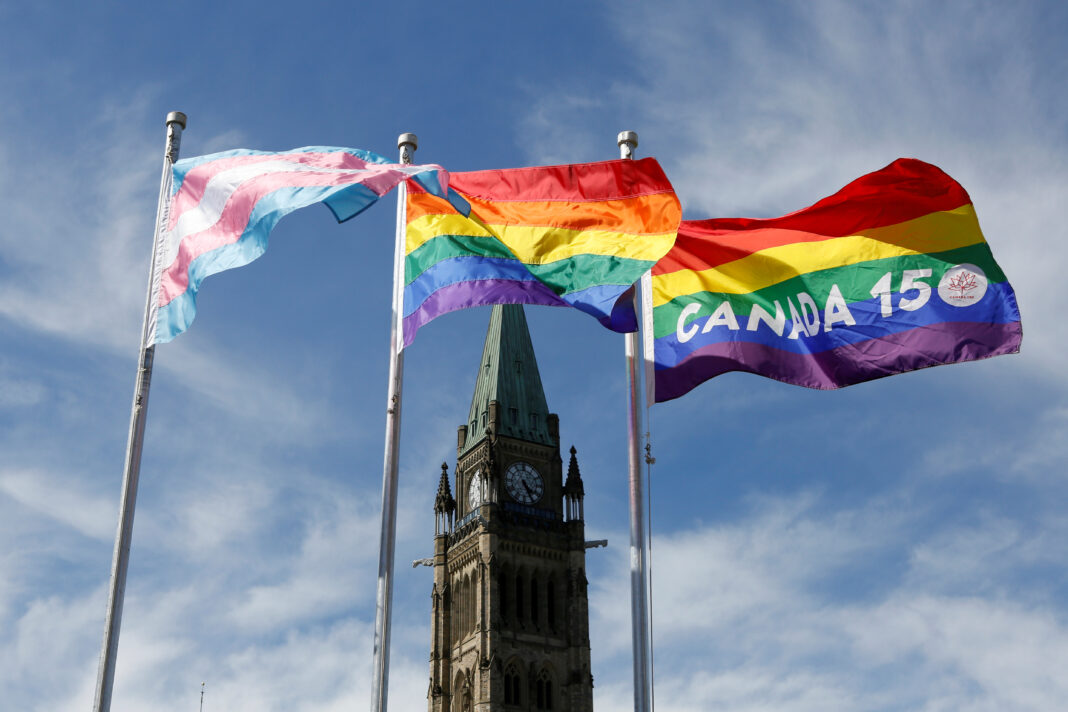 Foto de archivo ilustrativa de banderas del movimiento LGBT ondeando en Ottawa, Canadá.