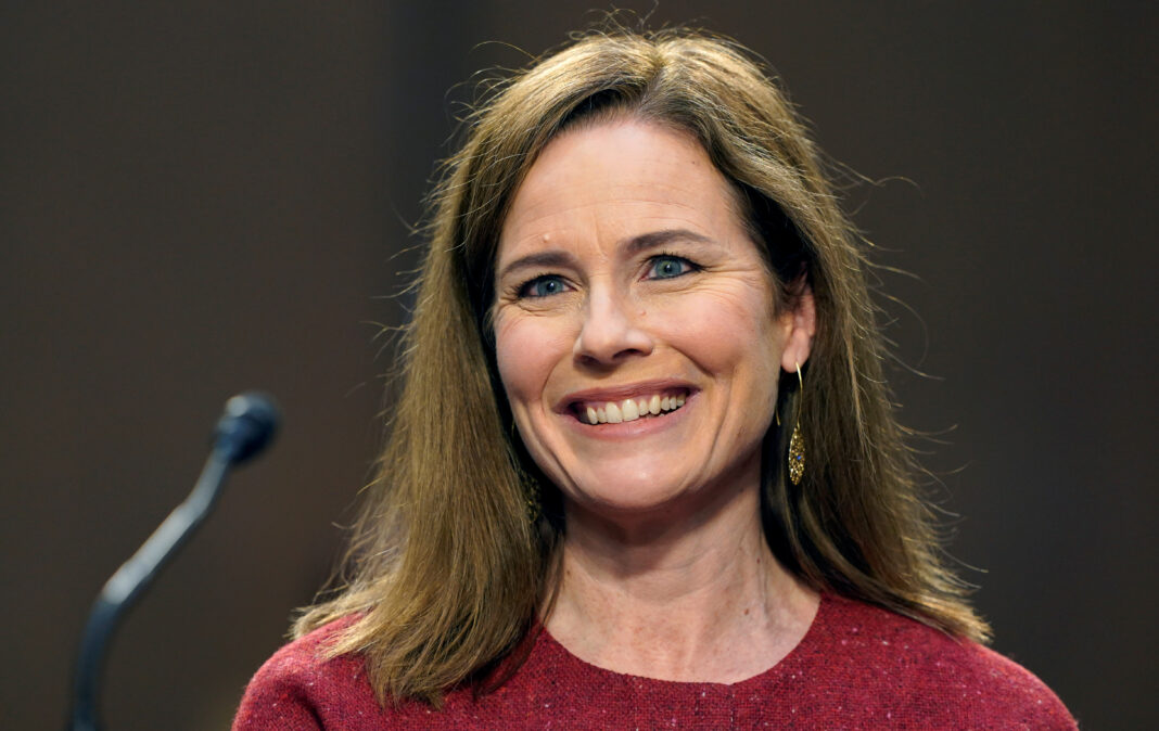 La jueza Amy Coney Barrett, nominada a la Corte Suprema de Estados Unidos, reacciona durante el segundo día de su audiencia de confirmación ante la Comisión Judicial del Senado en el Capitolio, en Washington, D.C., Estados Unidos. 13 de octubre, 2020. Susan Walsh/Pool via REUTERS