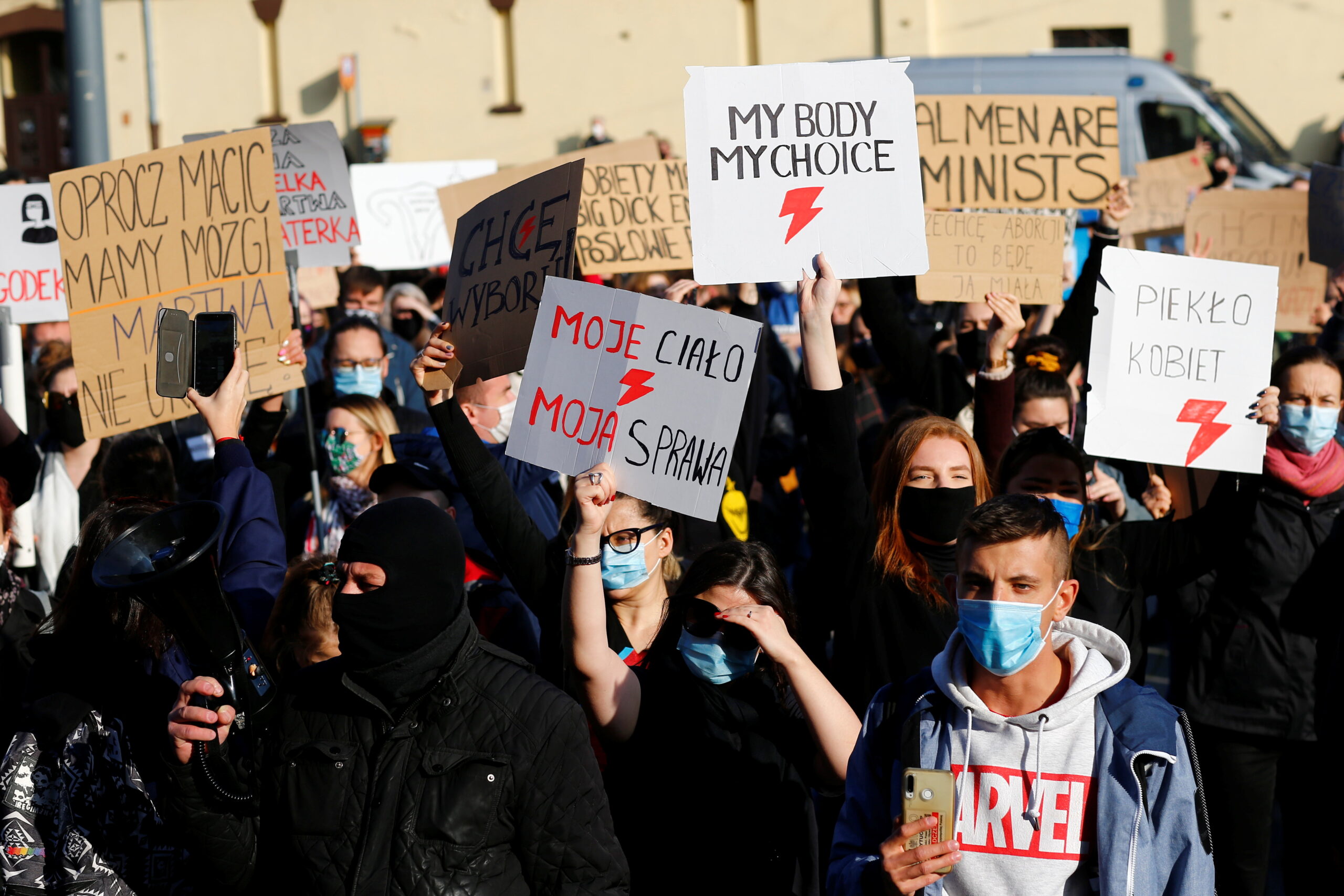 Grupo de manifestantes en protesta contra el fallo del contra el fallo del Tribunal Constitucional polaco que impuso la prohibición casi total del aborto enen el país en Lodz, Polonia, el 25 de octubre de 2020. Marcin Stepien/Agencja Gazeta vía REUTERS