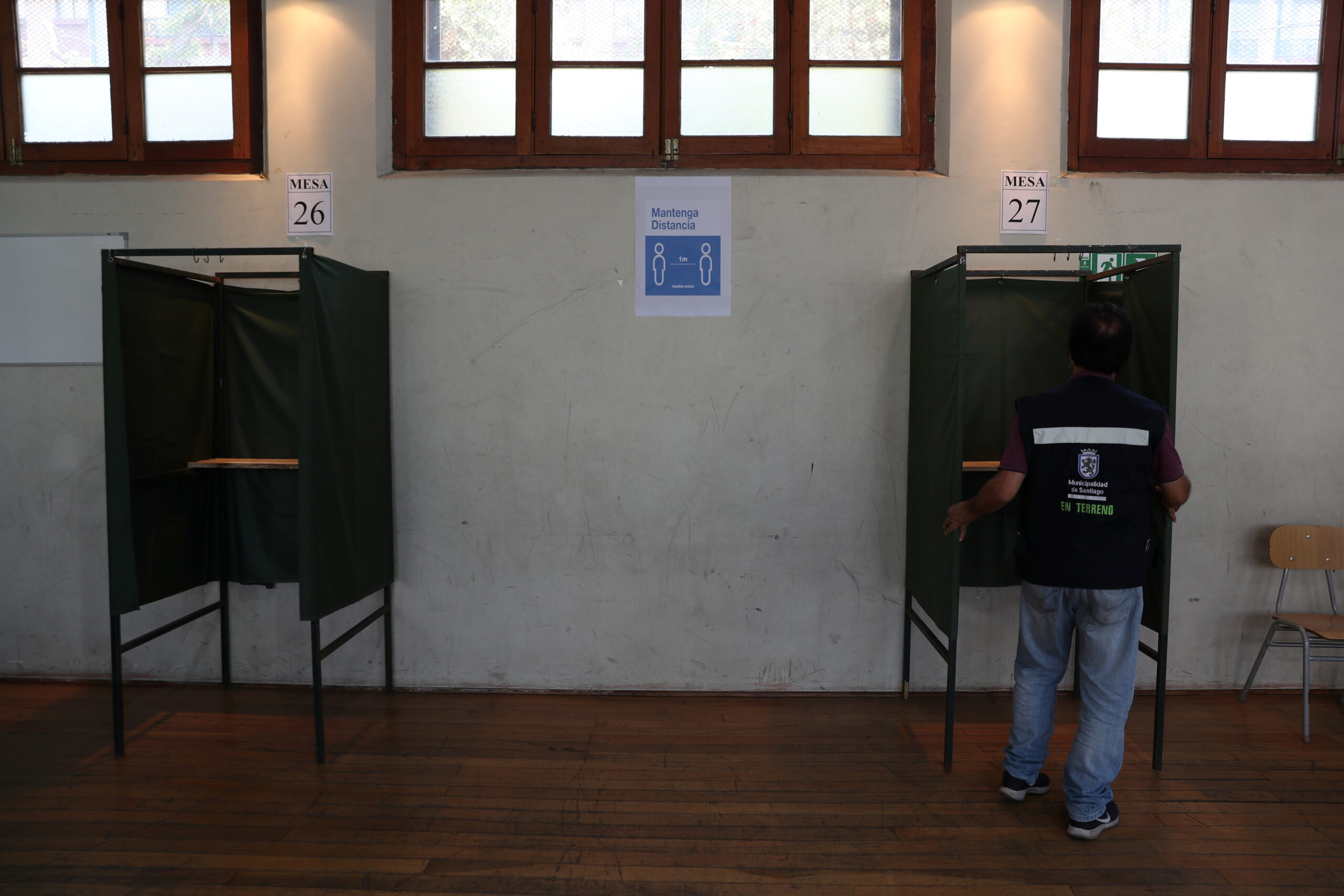 Foto de archivo. Un trabajador arregla una caseta de votación dentro de un colegio electoral durante un simulacro de votación antes del próximo referéndum sobre una nueva constitución chilena en Santiago. 23 de octubre de 2020. REUTERS/Iván Alvarado