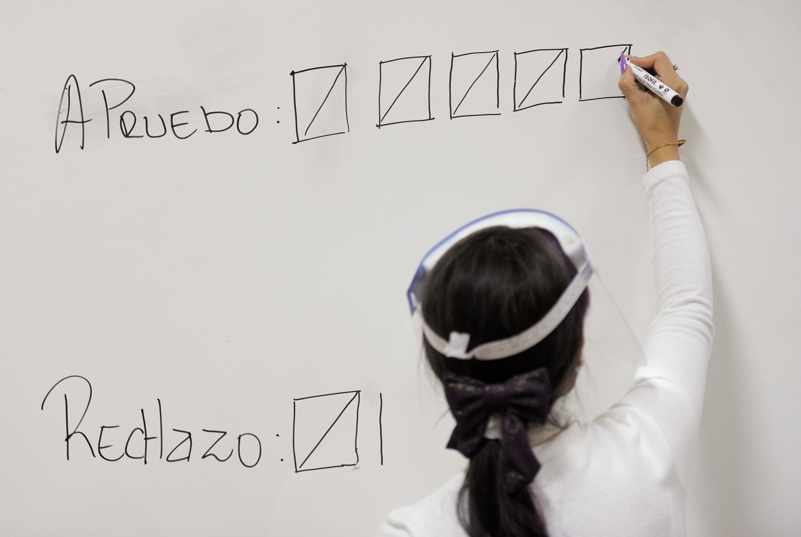 Una oficial electoral realiza el recuento de votos en una pizarra después de que las urnas cerraron en una escuela utilizada como centro de votación durante un referéndum sobre una nueva constitución en Concepción, Chile. 25 de octubre de 2020. REUTERS/José Luis Saavedra