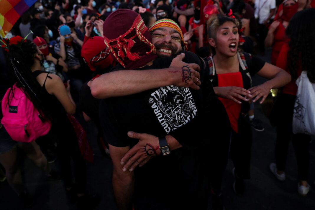 Gente se abraza durante el referéndum sobre una nueva constitución en Santiago, Chile. 25 de octubre de 2020. REUTERS/Iván Alvarado