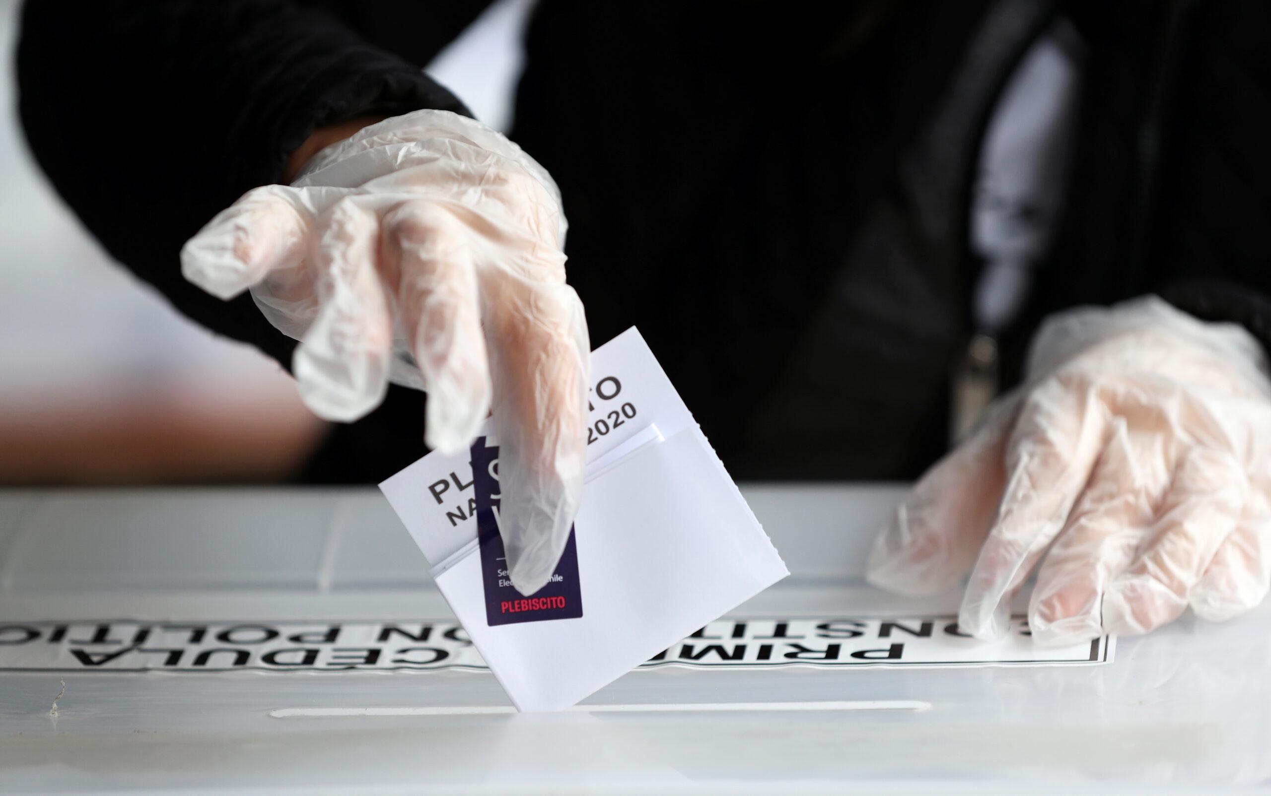 Un ciudadano vota durante un referéndum sobre una nueva constitución en Santiago de Chile. 25 de octubre de 2020. REUTERS/Iván Alvarado