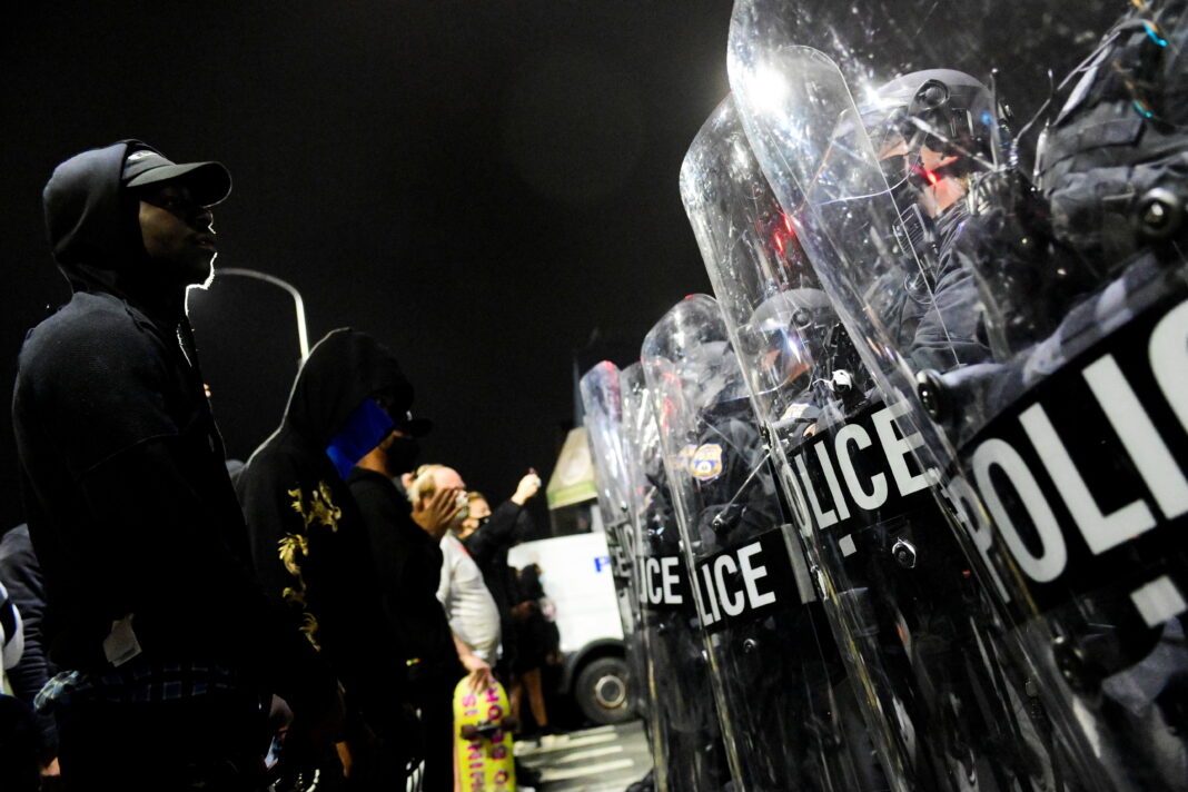 Foto del martes de manifestantes y agentes de la policía en medio de las manifestaciones en Filadelfia por la muerte de un afroamericano a manos de un agente de la ley. Oct 27, 2020. REUTERS/Bastiaan Slabbers