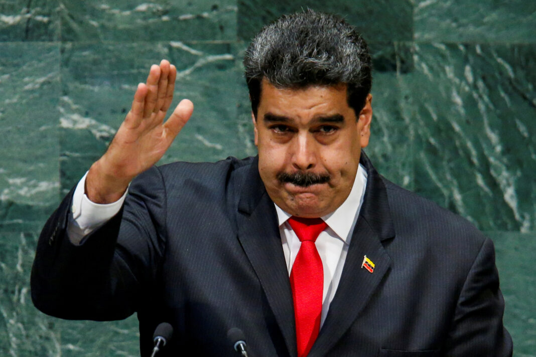 FOTO DE ARCHIVO: El presidente de Venezuela, Nicolás Maduro, saluda a los delegados después de dirigirse al 73 ° período de sesiones de la Asamblea General de las Naciones Unidas en la sede de la ONU en Nueva York, EE. UU., foto tomada el 26 de septiembre de 2018. REUTERS / Eduardo Munoz / Foto de archivo