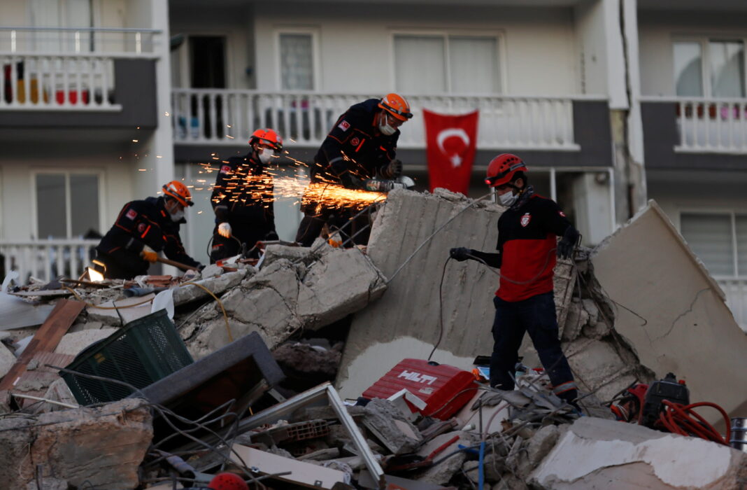 Los rescatistas buscan sobrevivientes del terremoto bajo los restos de un edificio en Esmirna, Turquía. 31 octubre 2020. REUTERS/Kemal Aslan