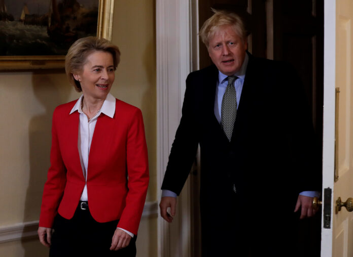 El primer ministro británico, Boris Johnson, se reúne con la Presidenta de la Comisión Europea, Ursula von der Leyen, en el interior del 10 Downing Street en Londres, Reino Unido, el 8 de enero de 2020. Kirsty Wigglesworth/Pool vía REUTERS/Foto de archivo