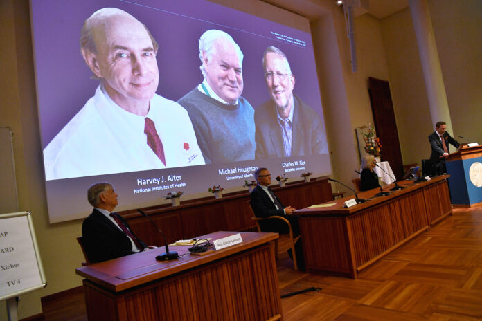 Thomas Perlmann, secretario de la Asamblea Nobel del Karolinska Institutet y del Comité Nobel de Fisiología o Medicina, anuncia a Harvey J. Alter, Michael Houghton y Charles M. Rice como los ganadores del Premio Nobel 2020 de Fisiología o Medicina durante una conferencia de prensa. en el Instituto Karolinska en Estocolmo, Suecia, 5 octubre 2020. Claudio Bresciani/TT News Agency/víia REUTERS