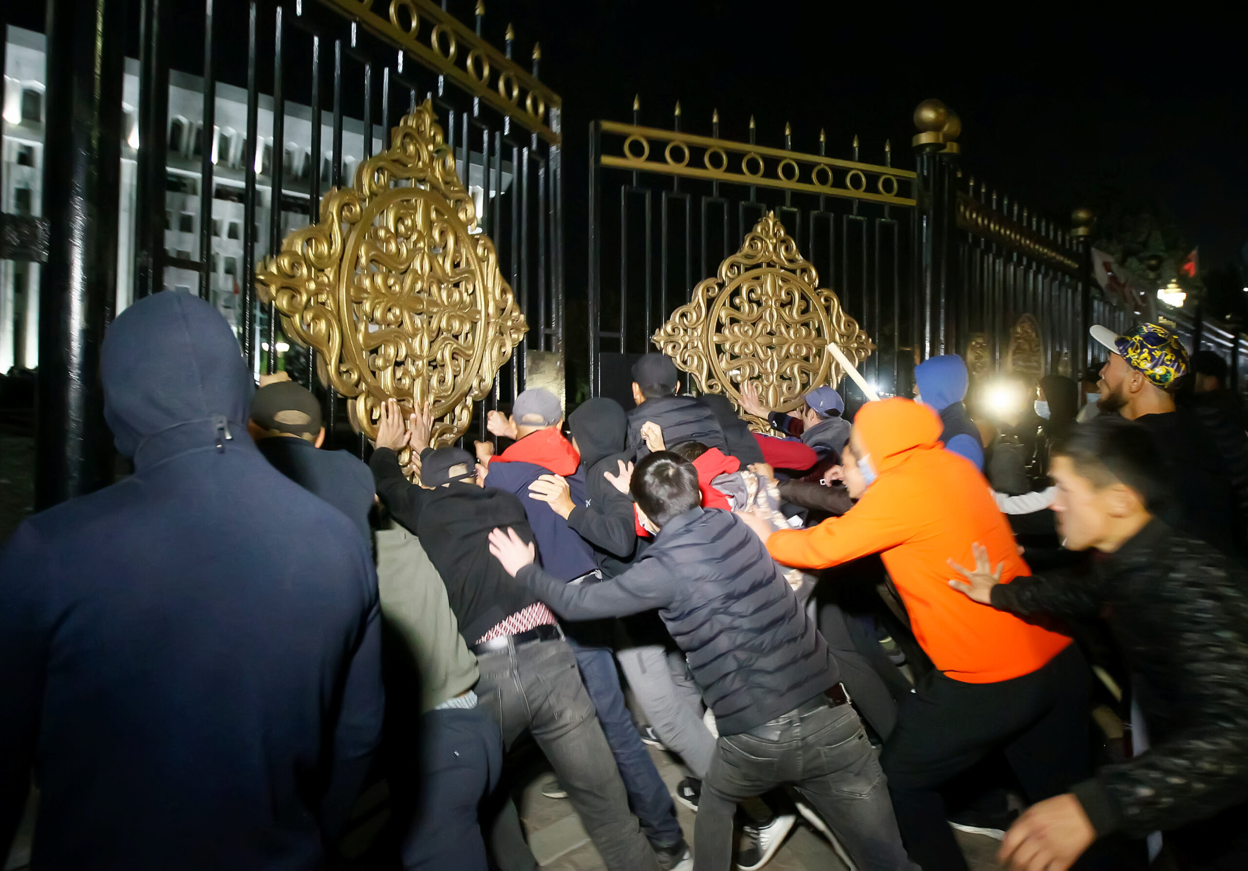 Varios manifestantes intentan acceder a la sede del Gobierno en Bishkek, Kirguistán. 5 de octubre de 2020. REUTERS/Vladimir Pirogov