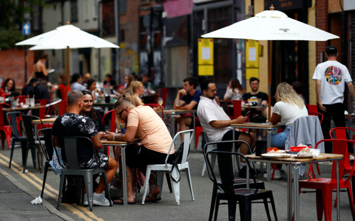 FOTO DE ARCHIVO. Personas se sientan afuera de un bar, en Mánchester, Reino Unido. 10 de agosto de 2020. REUTERS/Jason Cairnduff