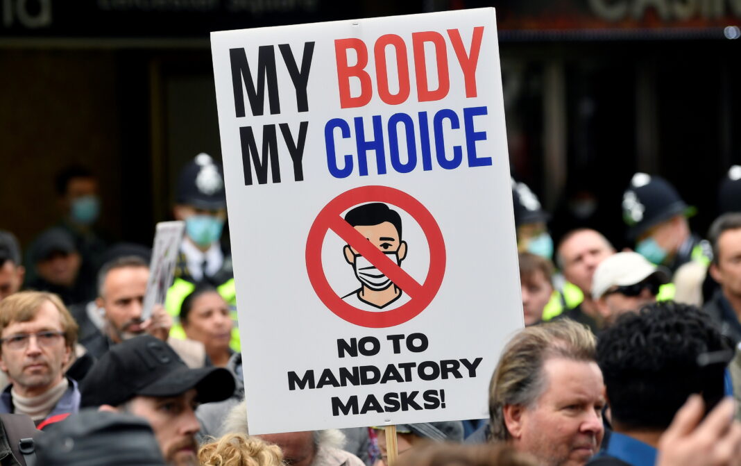 Manifestantes que se oponen a las restricciones por el coronavirus marchan en Londres, Inglaterra, Octubre 17, 2020. REUTERS/Toby Melville