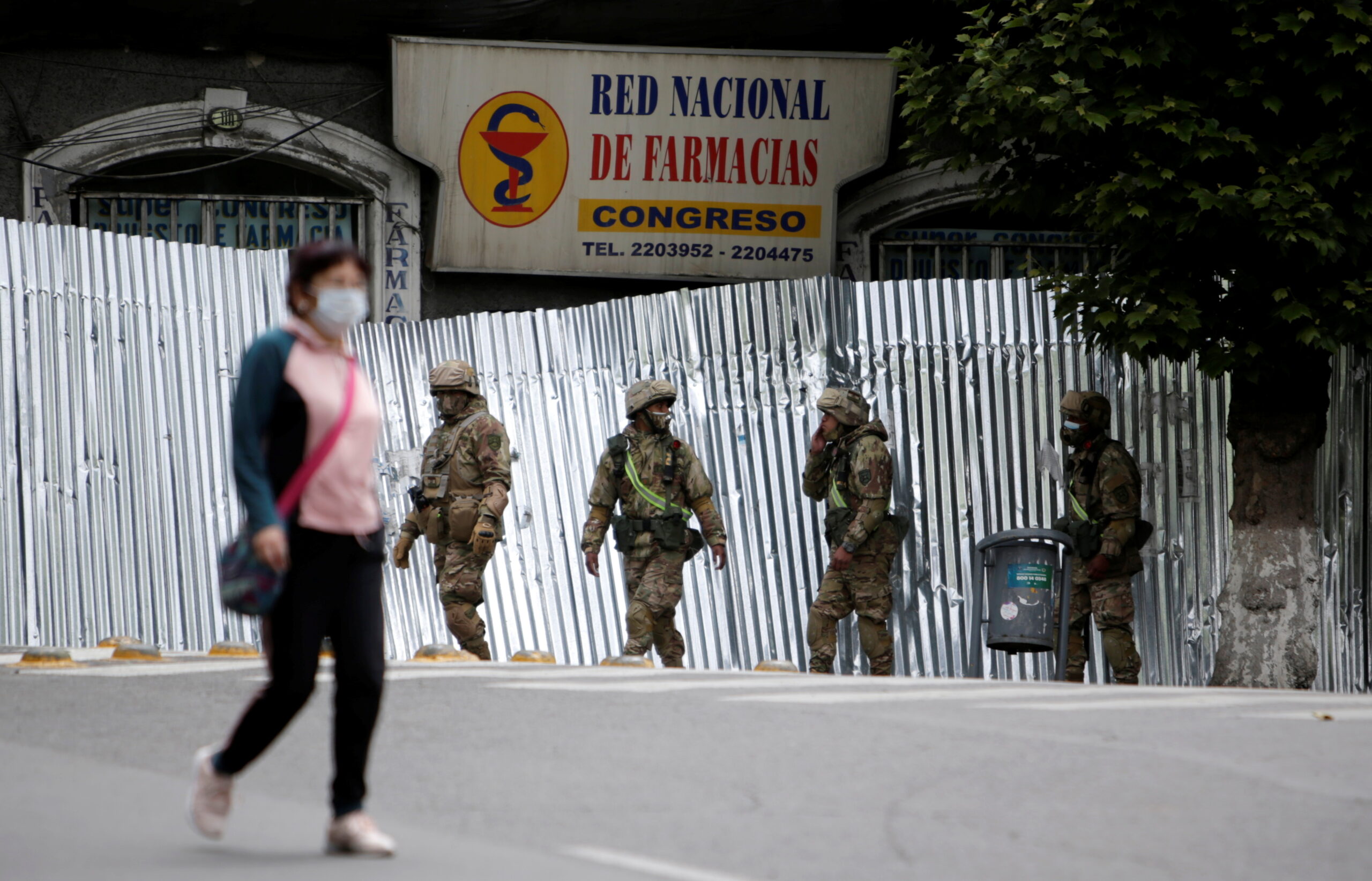 Soldados bolivianos patrullan una calle durante las elecciones presidenciales en La Paz, Bolivia, 18 de octubre de 2020. REUTERS / Manuel Claure