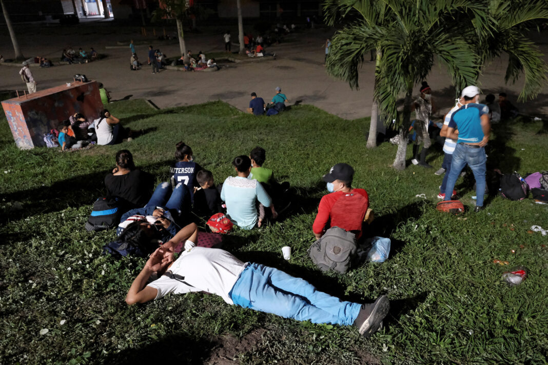 Hondureños descansan antes de participar en una caravana de migrantes que se dirige hacia Estados Unidos desde San Pedro Sula, Honduras. 30 de septiembre de 2020. REUTERS / Stringer NI REVENTAS NI ARCHIVOS
