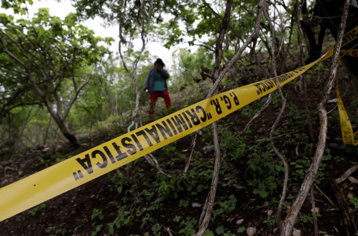 FOTO DE ARCHIVO. Imagen referencial de cinta amarilla policial entre unos arbustos, en Cocula, México. 8 de julio de 2020. REUTERS/Henry Romero