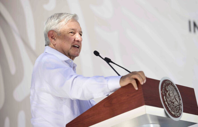 Imagen de archivo. El presidente de México, Andrés Manuel López Obrador, habla con residentes en Sonora, México. 4 de octubre de 2020. Mexico's Presidency/Handout via REUTERS ATTENTION EDITORS - THIS IMAGE HAS BEEN SUPPLIED BY A THIRD PARTY. NO RESALES. NO ARCHIVES