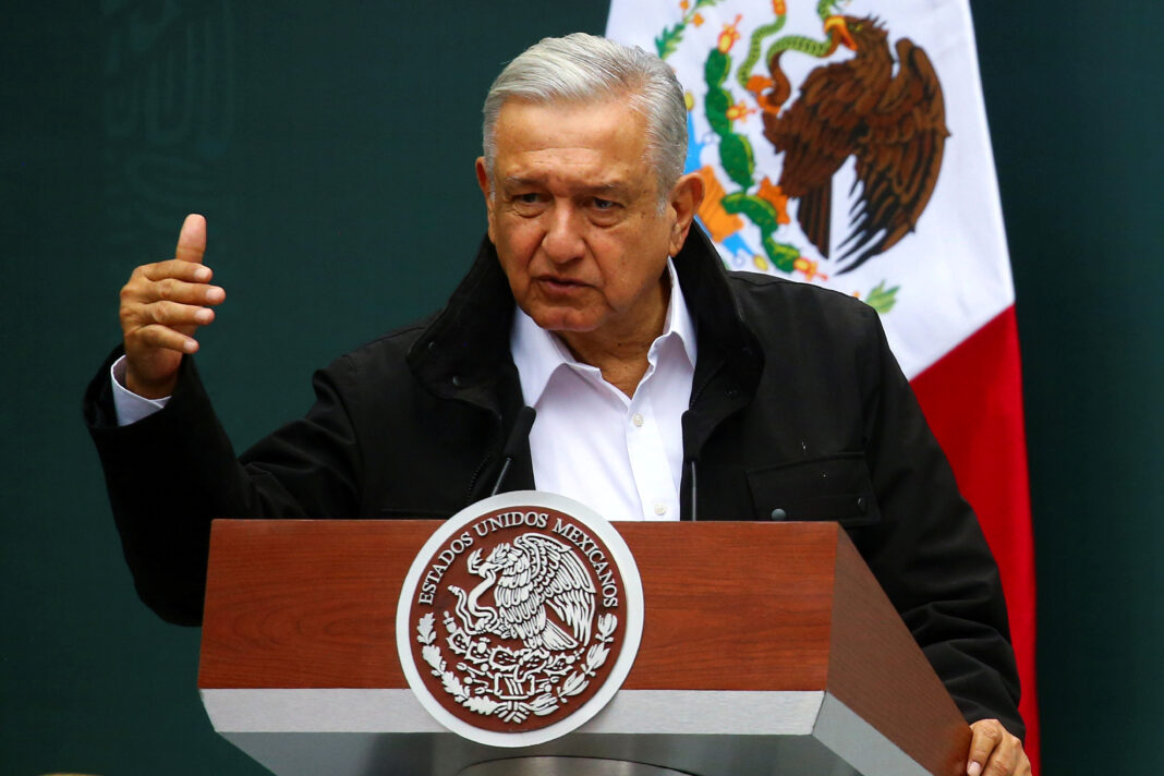FOTO DE ARCHIVO. El presidente de México, Andrés Manuel López Obrador, responde preguntas de la prensa, en el Palacio Nacional, en Ciudad de México. 26 de septiembre de 2020. REUTERS/Edgard Garrido