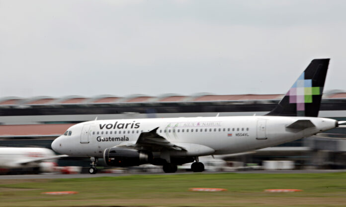 Imagen de archivo de un Airbus A319-100 de la línea aérea mexicana Volaris, mientras despega del aeropuerto Juan Santamaría, en Costa Rica. 14 de mayo. 2019. REUTERS / Juan Carlos Ulate