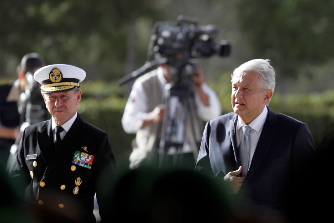 Imagen de archivo. El presidente de México, Andrés Manuel López Obrador, y el secretario de Marina, Rafael Ojeda, captados en un acto para conmemorar el Día de la Armada de México, en la ciudad Saltillo, México. 19 de febrero de 2019. REUTERS/Daniel Becerril