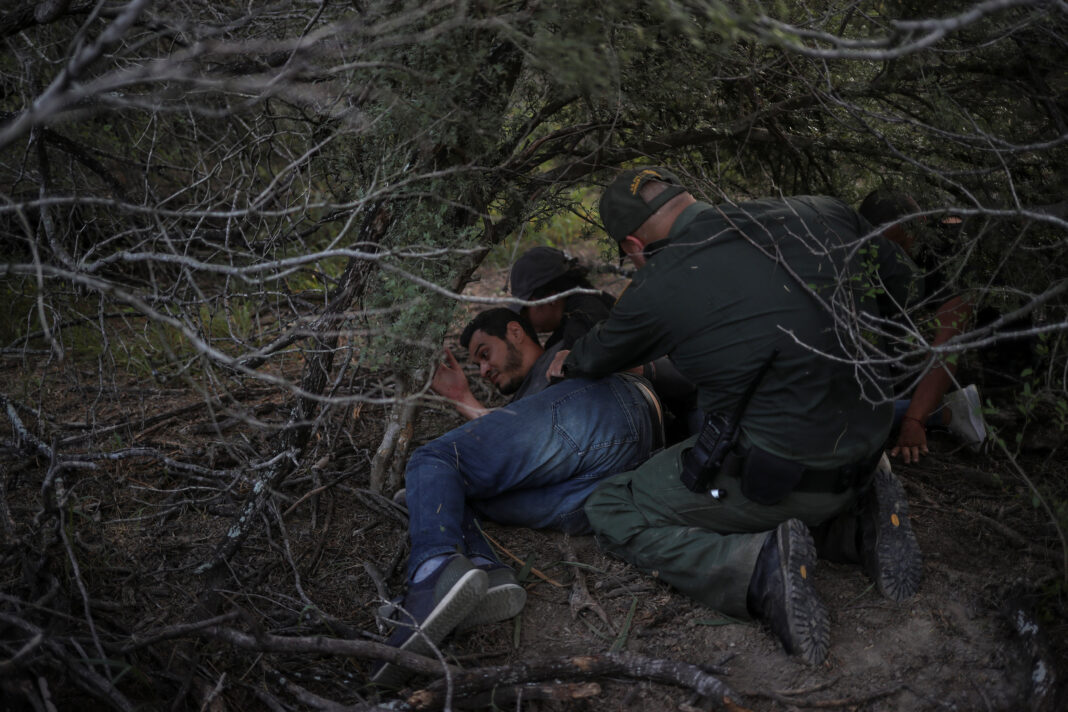 FOTO DE ARCHIVO. Agentes de control fronterizo de Estados Unidos detienen a un migrante centroamericano que cruzó al país desde México en Mission, Texas. REUTERS/Adrees Latif