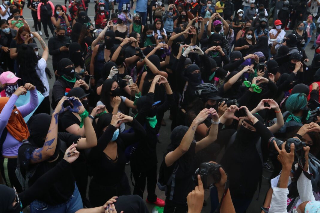 (Foto referencial) CIUDAD DE MÉXICO, 16AGOSTO2020.- Integrantes de colectivos feministas y madres de mujeres desaparecidas y víctimas de feminicidio marcharon para exigir justicia por la menor que fue víctima de abuso sexual por parte policías en Azcapotzalco hace un año, así como los diferentes casos impunes que siguen en el país a causa de feminicidios y desapariciones. La manifestación se realizó desde el Ángel de la Independencia hacia la Antimonumenta. FOTO: GRACIELA LÓPEZ /CUARTOSCURO.COM