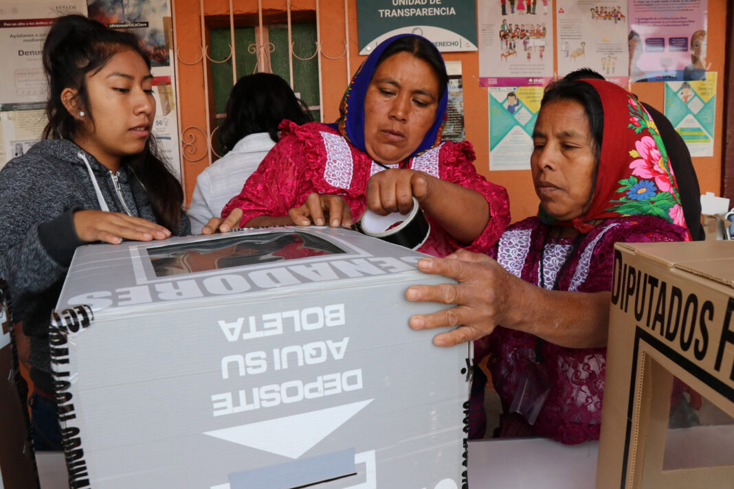 Imagen de archivo. Mujeres preparan urnas en un colegio electoral para las elecciones presidenciales, en San Bartolomé Quialana, en el estado de Oaxaca, México. 1 de julio de 2018. REUTERS / Jorge Luis Plata