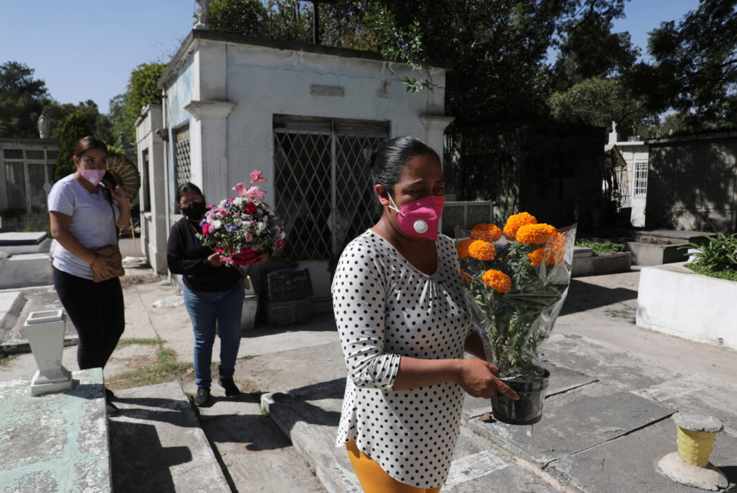 Imagen de archivo. Familiares llevan flores para decorar la tumba de un familiar fallecido por coronavirus en el cementerio San Nicolás Tolentino, en Ciudad de México, México. 23 de octubre de 2020. REUTERS/Henry Romero