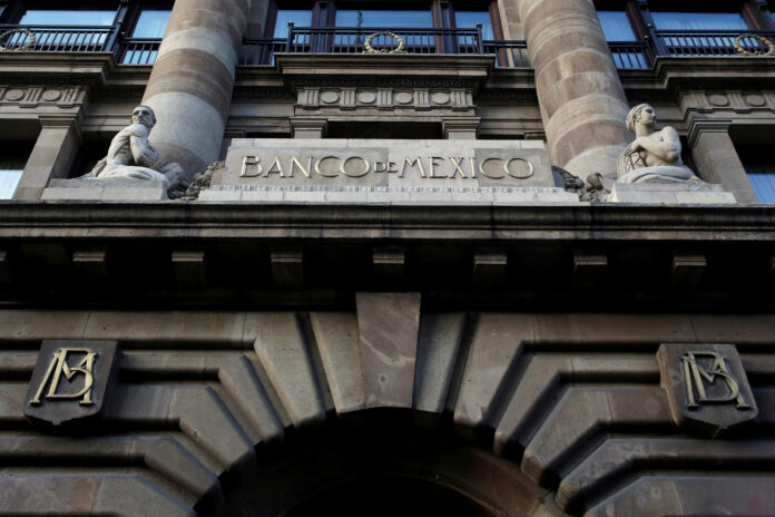 Imagen de archivo. El logo del banco central mexicano captado en su edificio sede ubicado en el centro histórico de la Ciudad de México, México. 28 de febrero de 2019. REUTERS/Daniel Becerril/File Photo