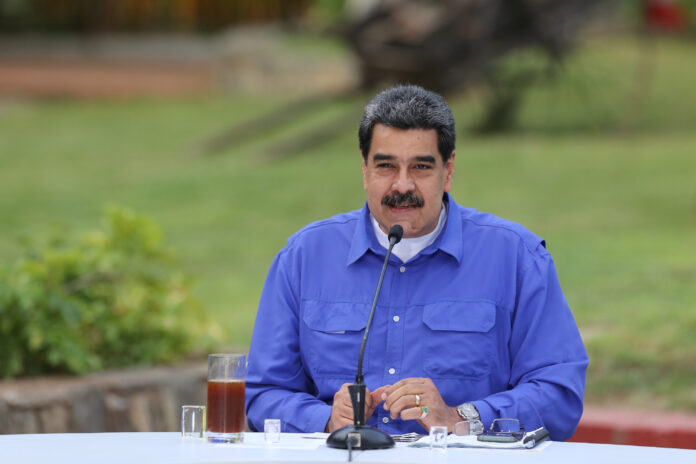 FOTO DE ARCHIVO: El presidente de Venezuela, Nicolás Maduro, habla durante un evento con la juventud del Partido Socialista Unido de Venezuela en Caracas. Venezuela Junio 22, 2020. Palacio Miraflores/Handout via REUTERS