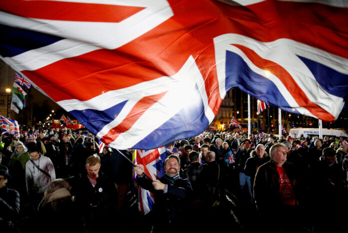 FOTO DE ARCHIVO: Un hombre agita una bandera de Reino Unido durante el día del Brexit en Londres, Reino Unido, el 31 de enero de 2020. REUTERS/Henry Nicholls