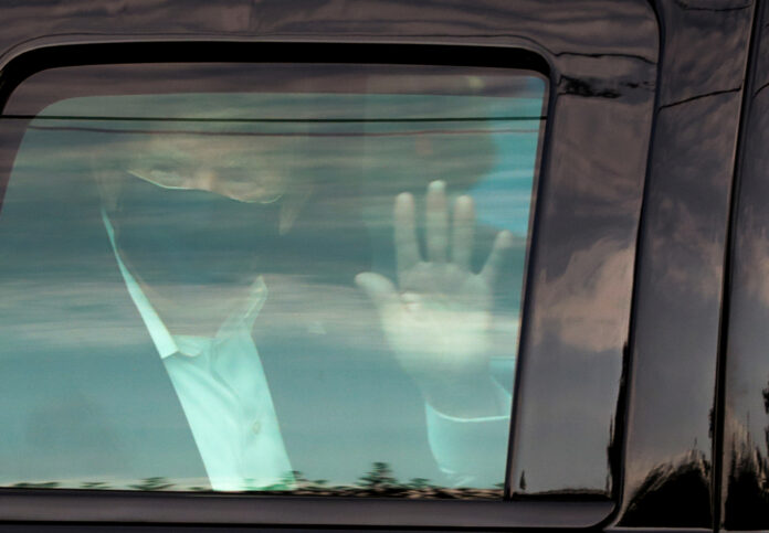 Foto del domingo del presidente de EEUU, Donald Trump, saludando a los seguidores que se reunieron para respaldarlo fuera del hospital en el que fue internado tras contraer coronavirus. Oct 4, 2020. REUTERS/Cheriss May