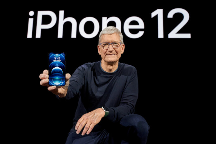 El presidente ejecutivo de Apple, Tim Cook, posa con el nuevo iPhone 12 Pro en el Apple Park de Cupertino, California, Estados Unidos, en una foto publicada el 13 de octubre de 2020. Brooks Kraft/Apple Inc./vía REUTERS. ATENCIÓN EDITORES - ESTA IMAGEN HA SIDO ENTREGADA POR UN TERCERO. NO DISPONIBLE PARA REVENTA NI ARCHIVO.