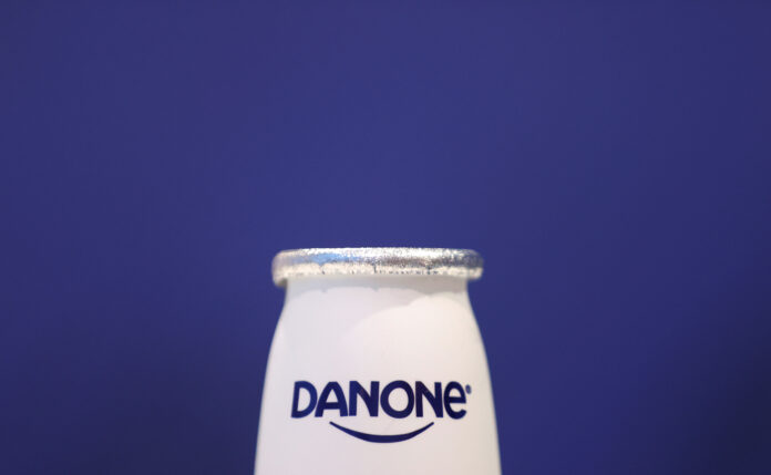 Imagen de archivo del logotipo de Danone en uno de sus productos. 26 de febrero de 2020. REUTERS / Christian Hartmann
