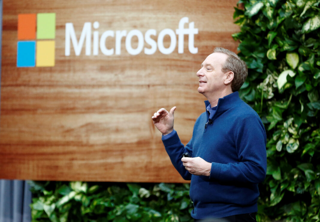 FOTO DE ARCHIVO. El presidente de Microsoft, Brad Smith, habla frente al logo de la compañía, en Redmond, Washington, EEUU. 16 de enero de 2020. REUTERS/Lindsey Wasson