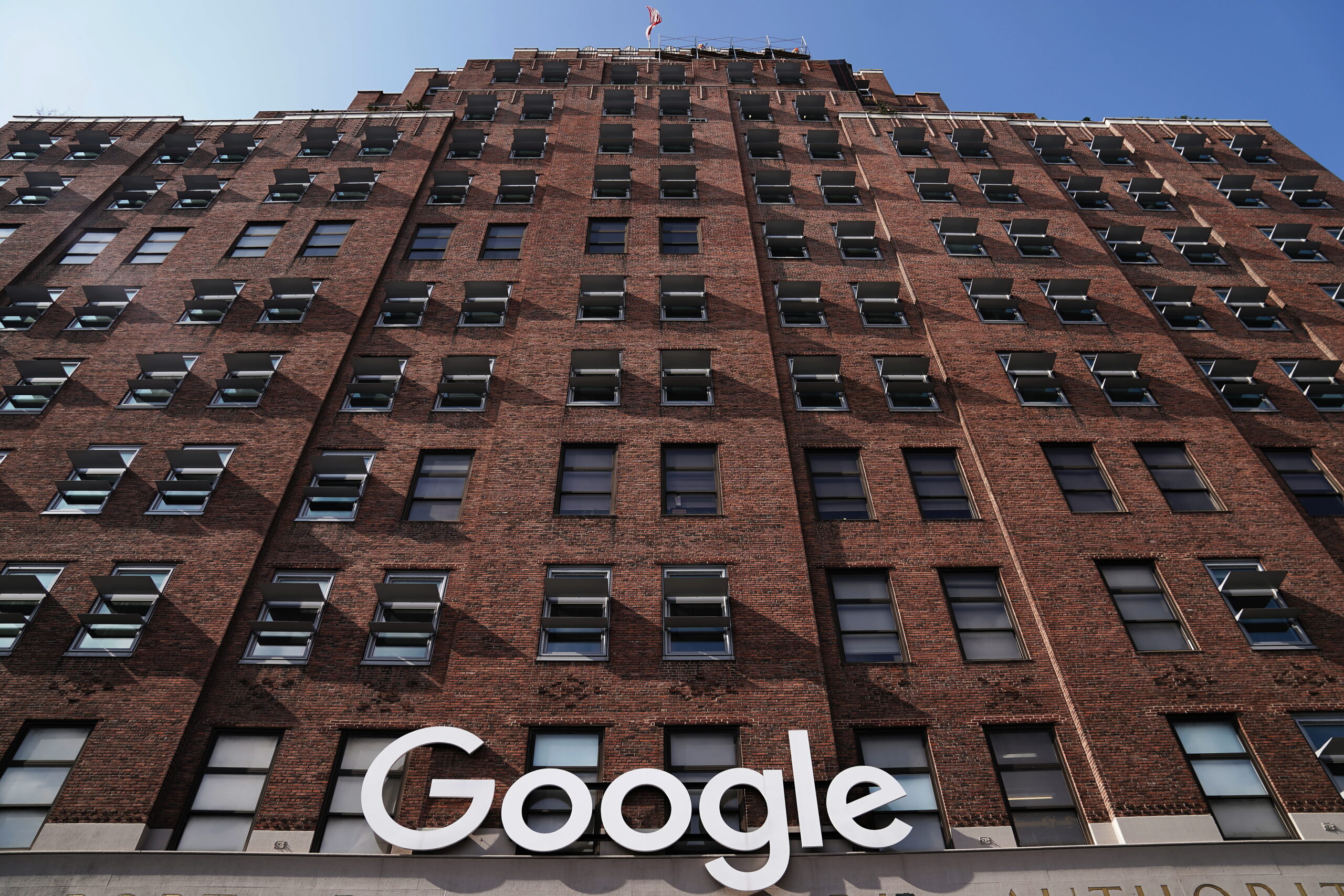 FOTO DE ARCHIVO. El logo de Google en su sede en el distrito de Manhattan, en Nueva York, EEUU. 20 de octubre de 2020. REUTERS/Carlo Allegri
