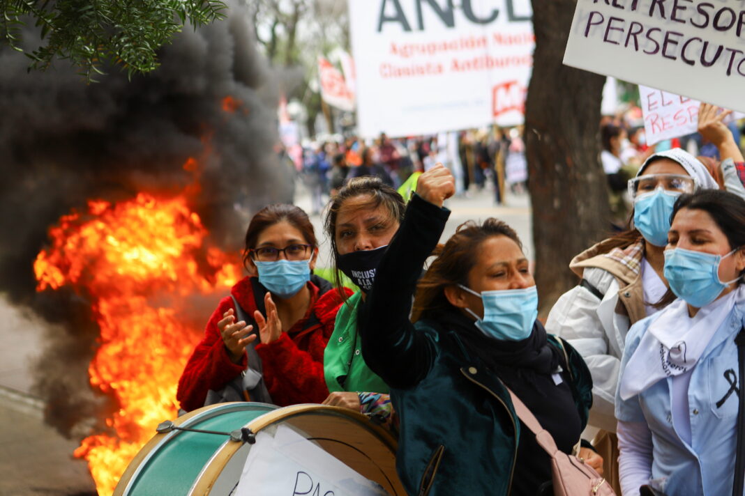 Foto de archivo - Las enfermeras protestan frente al Ayuntamiento para exigir aumentos salariales y mejoras en las condiciones laborales, en medio del brote de la enfermedad del coronavirus (COVID-19), en Buenos Aires, Argentina. Oct 21, 2020. REUTERS/Matias Baglietto