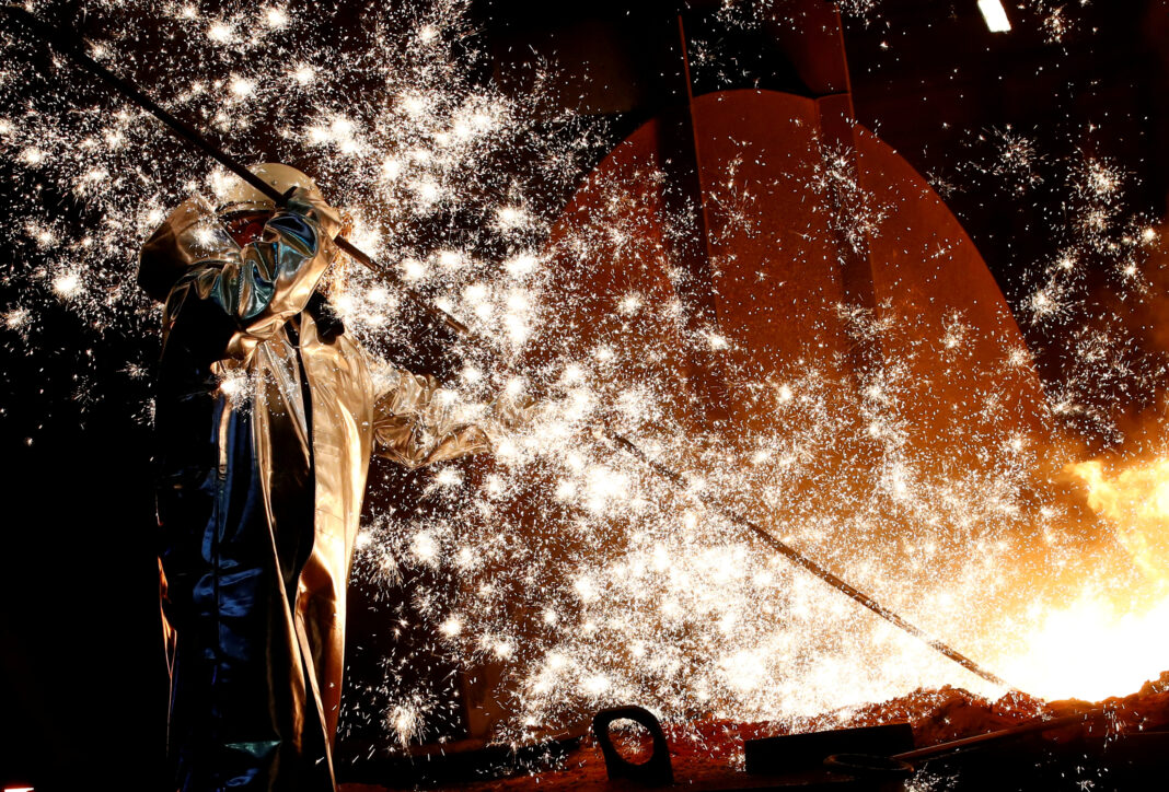 FOTO DE ARCHIVO: Un trabajador del acero del conglomerado industrial alemán ThyssenKrupp AG en la mayor fábrica de acero de Alemania en Duisburg, Alemania. Foto tomada el 28 de enero de 2019. REUTERS/Wolfgang Rattay/Archivo Foto