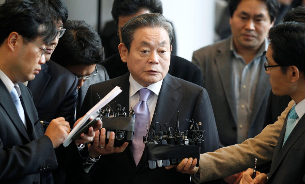 FOTO DE ARCHIVO: El presidente de Samsung Electronics, Lee Kun-hee, en el centro, responde a las preguntas de los periodistas a su llegada a la sede de la empresa en Seúl el 1 de diciembre de 2010. REUTERS/Lee Jae-Won
