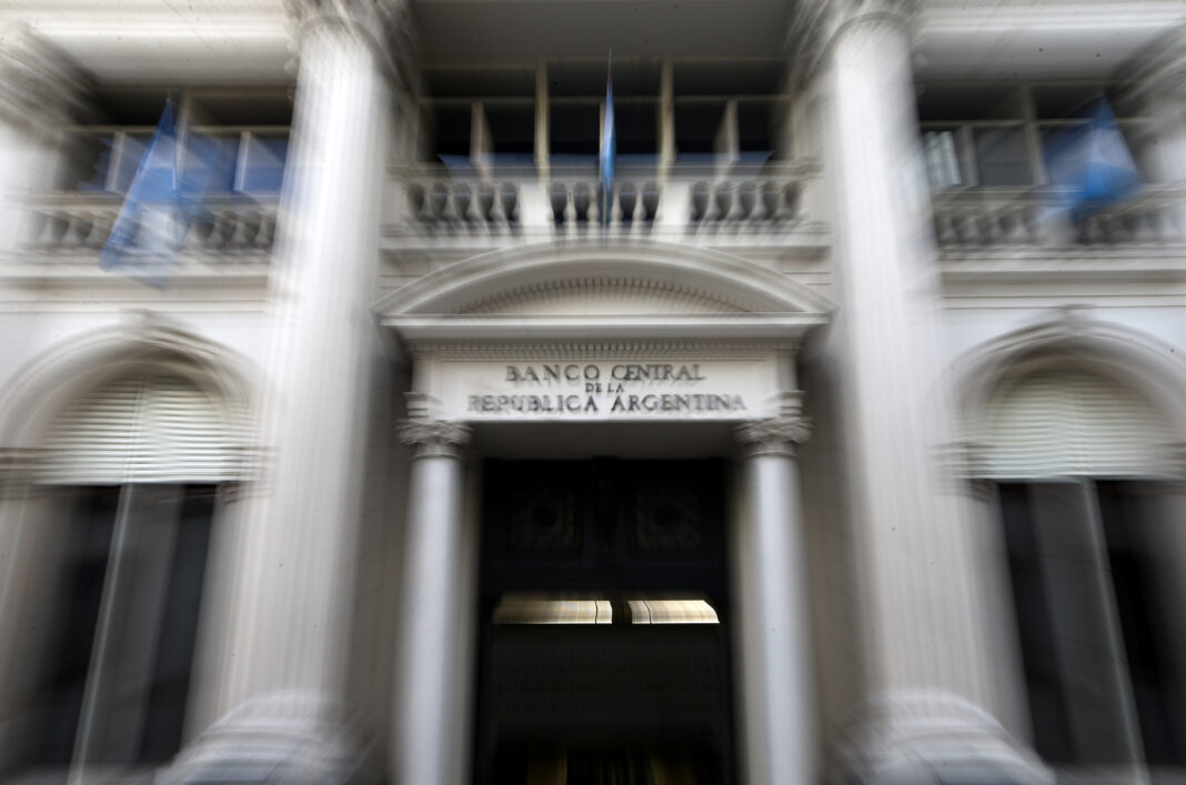 FOTO DE ARCHIVO. La fachada del Banco Central de la República Argentina, en Buenos Aires. 26 de marzo de 2019. REUTERS/Agustín Marcarián