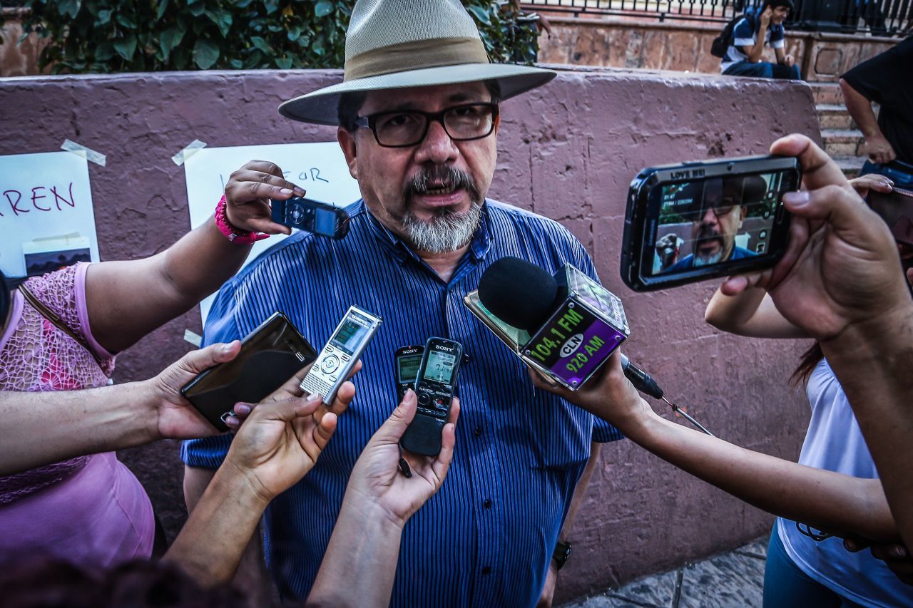 (Foto referencial) CULIACÁN, SINALOA, 15MAYO2017.- El periodista Javier Valdez Cárdenas fue asesinado a balazos esta tarde muy cerca del Semanario Río Doce, del cual era director. En la imagen se le observa durante una entrevista el 02 de agosto de 2015 que se le realizó, después de una marcha para pedir justicia por el asesinato del fotoperiodista Rubén Espinosa. FOTO: RASHIDE FRIAS /CUARTOSCURO.COM