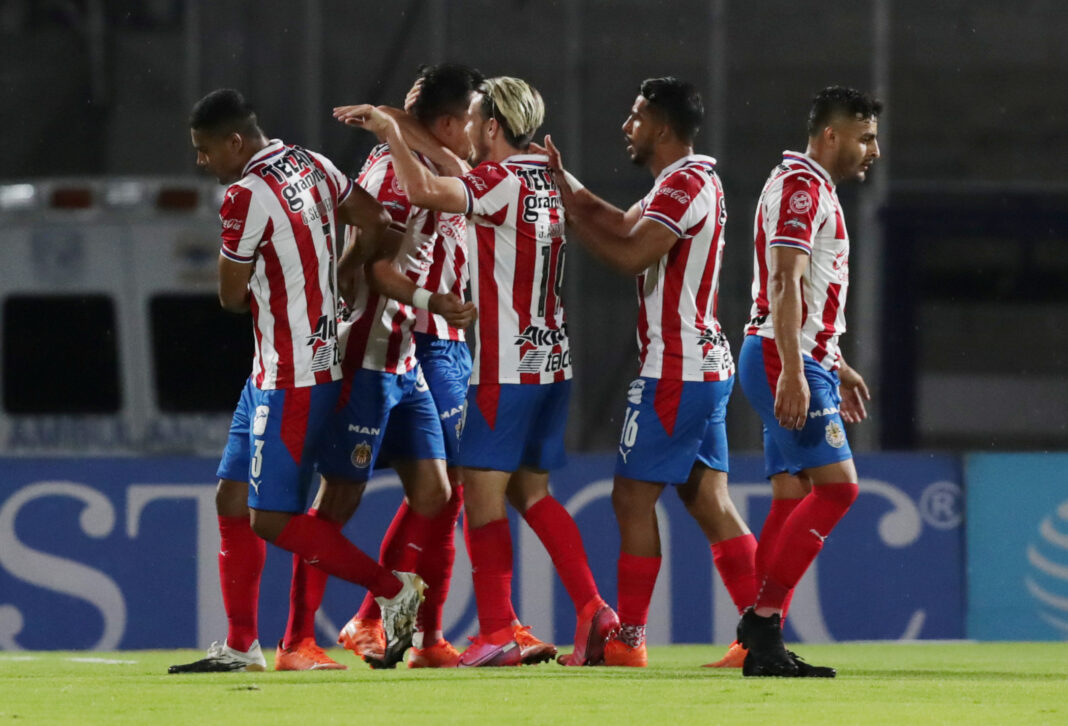 Foto de archivo de jugadores de Guadalajara celebrando tras anotar gol en torneo mexicano. Estadio Olímpico Universitario, Ciudad de México. 31 de octubre de 2020. REUTERS/Henry Romero