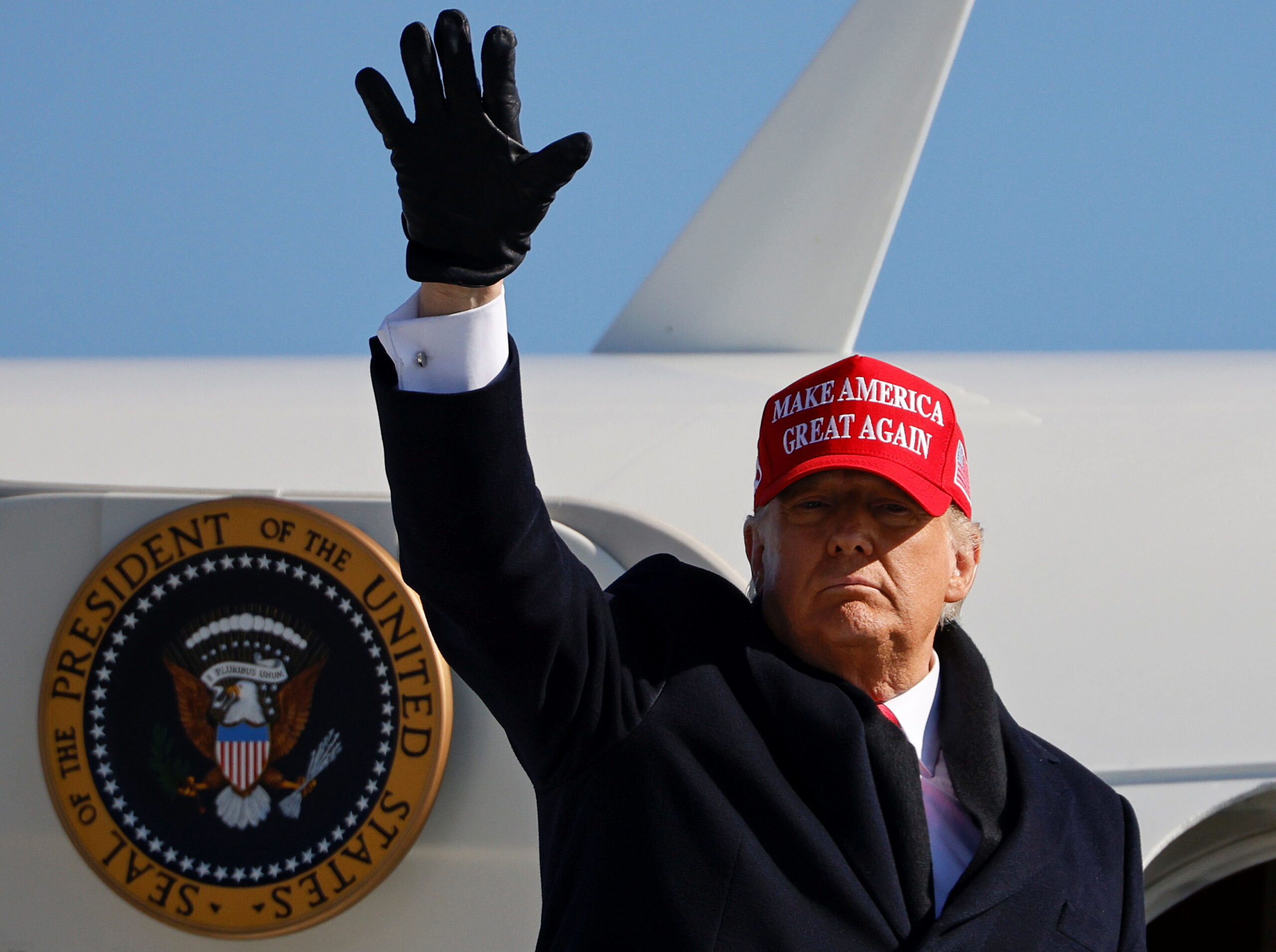 El presidente de Estados Unidos, Donald Trump, saluda al abordar el Air Force One después de un mitin de campaña en el aeropuerto regional de Fayetteville, en Carolina del Norte, Estados Unidos. 2 de noviembre de 2020. REUTERS/Carlos Barría