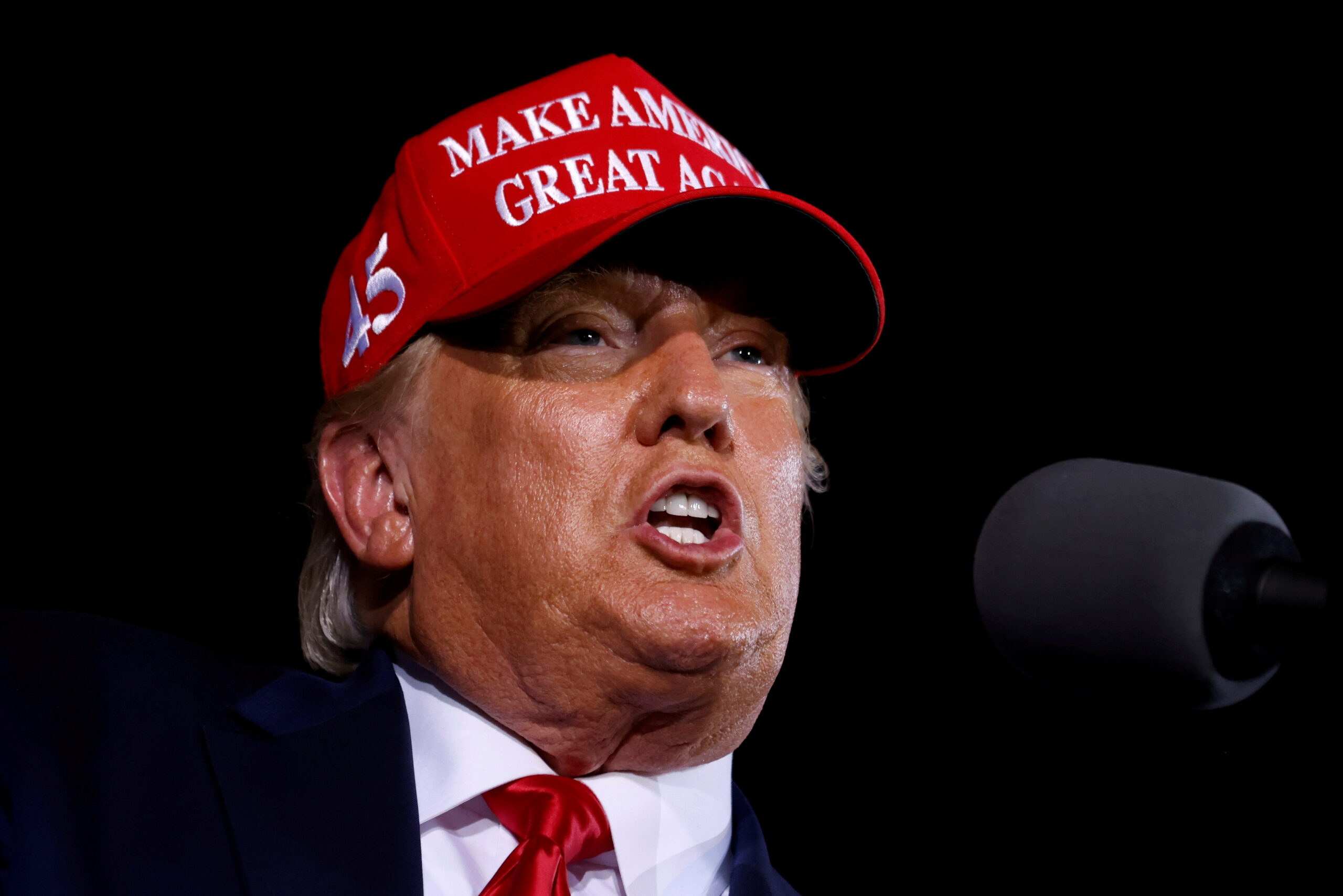 El presidente de Estados Unidos, Donald Trump, se dirige a sus partidarios en un mitin de campaña en Opa-Locka, Florida. Noviembre 2, 2020. REUTERS/Carlos Barria
