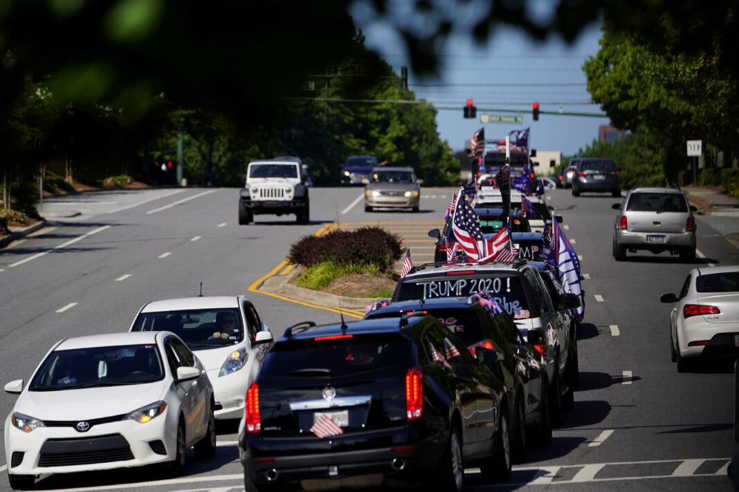 FOTO DE ARCHIVO: Vehículos flamean banderas pro-Trump mientras participan en un convoy en Dunwoody, Georgia, 5 de septiembre del 2020. REUTERS/Elijah Nouvelage/File Photo